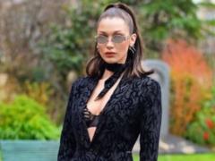 Naked Bella Hadid covered her breasts with a puppy in the locker room of the store