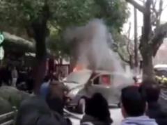 Фургон с газом въехал в толпу в Шанхае