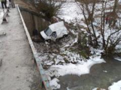 На Львівщині мікроавтобус злетів з моста, водій загинув
