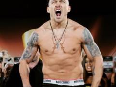Усик отримав іменний золотий пояс від Федерацій боксу округів Росії