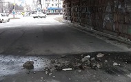 З Повітрофлотського моста в Києві відвалюється бетон - соцмережі