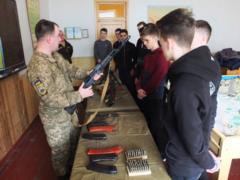 В Минобороны показали, как учат школьников оружие разбирать