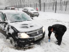 Suffering Muscovites buy shovels