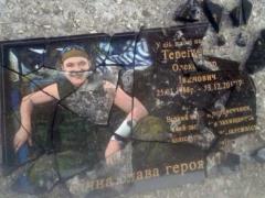 Под Сумами вандалы разбили мемориальную доску погибшему на Донбассе бойцу АТО