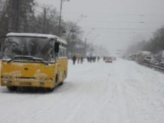Синоптики попереджають про сильні снігопади і можливі ускладнення руху транспорту