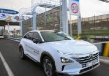 Hyundai introduced the world s first fully self-contained hydrogen crossover