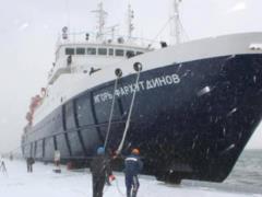 Теплохід з пасажирами застряг в льодах