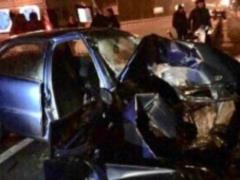 У Києві на Столичному шосе машина врізалася в стовп, водій та пасажир у важкому стані - ФОТО,