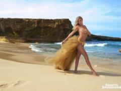 Naked Kate Upton fell from the cliff directly during the shooting
