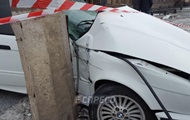 У Києві BMW врізалося в стовп, збивши на смерть пішохода