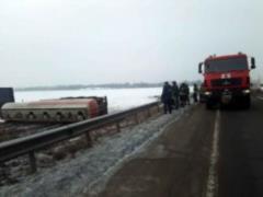Под Киевом перевернулась фура с этиловым спиртом, жидкость вылилась в поле
