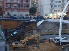 In Rome, a part of the road collapsed with the cars