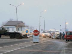 Crimean invaders clean roadblocks in front of their checkpoints