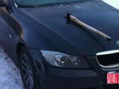 Unknown man injured about 10 cars with an ax, parked at the Kiev court