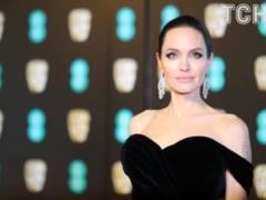 Luxurious Jolie and the spectacular Salma Hayek: the stars staged a black dress parade on BAFTA-2018