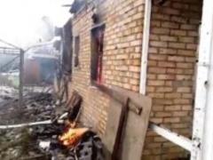 У Жованке після обстрілу бойовиків згорів будинок