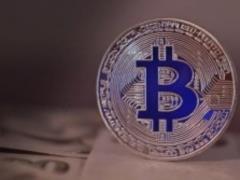 Курс биткоина продолжает стремительно падать