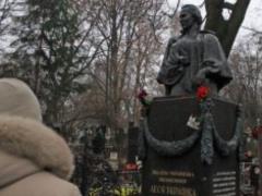 Жах і шок: невідомі вандали спотворили пам ятник Лесі Українці