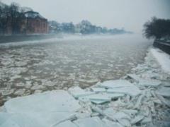 Rescuers removed 50 fishermen from the drifting ice floe along the Kamensk Reservoir