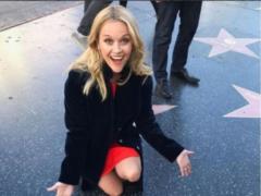 Reese Witherspoon has amused users, wiping her star on the Walk of Fame on her lap