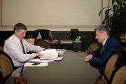 Кокшаров вручив нагороду Ветлужских, а той високо оцінив колдоговір УрФУ