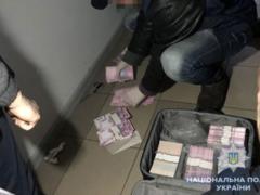 Киевская полиция задержала чиновников с чемоданом, в котором было 1,3 мгн гривен