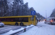 Під Києвом автобус перекрив міжнародну трасу
