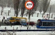 У Києві авто знесло огорожу швидкісного трамвая