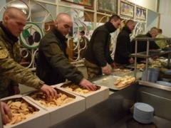 Волонтеры привезли артиллеристам 44 бригады 40 ящиков домашнего печенья