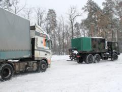Гвардейцы помогают водителям выбираться из снежного плена