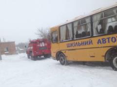 Under Kharkov, rescuers pulled a school bus from a snowdrift
