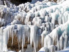 На Прикарпатті мороз перетворив водоспади в крижані скульптури