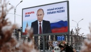 «Пиджачок замарали». На Химмаше облили предвыборный плакат Путина