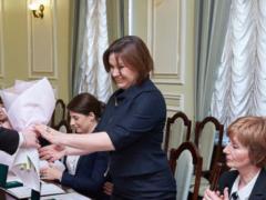 Кернес поздравил девушек с 8 марта