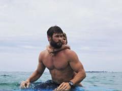 The star of the movie  Thor  Chris Hemsworth laughed the users with his fiery dance on the beach