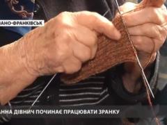 92-летняя бабушка вяжет теплые носки для военных на фронте