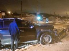 В Харькове на Тюринской Mersedes снес забор