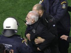Российский бизнесмен выбежал на поле с пистолетом