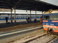 Экскаватор рухнул на электричку в Москве