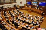 Строительство дорог и повышение зарплат бюджетников. Заксо внесло изменения в параметры бюджета Свердловской области