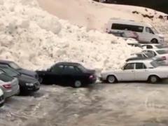 В Приэльбрусье снежная лавина смяла десятки припаркованных авто