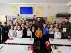 В учебных заведениях Украины нацгвардийцы проводят Уроки мужества