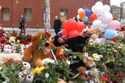 У Кемерово прилетів Володимир Путін. Жителі міста зібралися на мітинг і вимагають відставки Амана Тулєєва