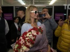 Величезний букет троянд і теплі обійми фанатів. Як Львів зустрічав Періс Хілтон