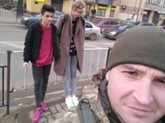 Общество резко осудило бойца ВСУ за некорректное фото с подростками