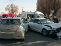 На Академика Павлова в Харькове столкнулись 3 автомобиля, 5 человек госпитализированы