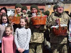 Волонтеры и областная власть передали артиллеристам 44 бригады пасхальные подарки