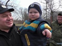 В АТО полицейские взяли под опеку семью с младенцем
