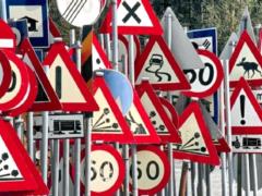На Харьковщине суд отпустил россиянина, который воровал дорожные знаки на трассе