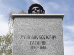  Scandal and insult . Serbs have established a ridiculous bust of Gagarin